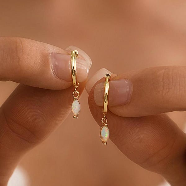 Delicate Opal Hoop Earrings, minimalist Opal Dangle Hoops, Opal Huggie oorbellen voor vrouwen, bruiloft oorbellen, bruidsmeisje cadeau voor haar