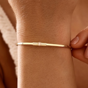 Minimalistische opalen manchetarmband, verfijnde stapelarmband met opalen, open armband, sieraad met de geboortesteen van oktober, huwelijksgeschenk, cadeau voor bruidsmeisjes