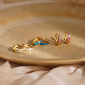 Klassische Opal Ohrringe, Weiß Blau Rosa Opal Huggie Ohrringe, Minimalistische Ohrringe für Frauen, Opal Schmuck, Brautjungfer Geschenk, Geschenk für Mama