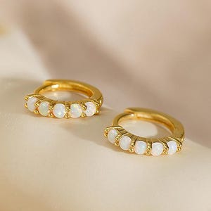 Minimalistische Opal Ohrringe, Zierliche weiße Opal Huggie Creolen, Sterling Silber Alltags Ohrringe, Muttertagsgeschenk, Brautjungfer Geschenk