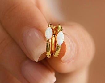 Klassische Opal Hoop Ohrringe, Minimalistische Opal Huggie Ohrringe, Zierliche 18K Gold Ohrringe für Mama, Alltags Ohrringe, Brautjungfer Geschenk für Sie