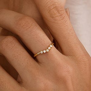 Anello minimalista con opale a V, delicato anello con opale e diamante, anello di fidanzamento minimalista, anello impilabile, gioiello con opale, regalo per damigella d'onore, regalo per lei