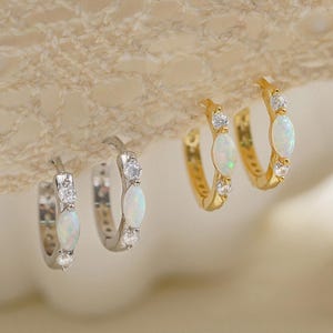 Sierlijke opaaloorbellen, witte opaal Huggie-oorringen, 925 sterlingzilveren oorbellen, alledaagse oorbellen, bruidsmeisjecadeaus voor haar