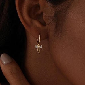 Pendientes de aro con lazo, pendientes colgantes de plata de ley 925, pendientes delicados para mujer, regalo para dama de honor, regalo de Navidad para ella imagen 4