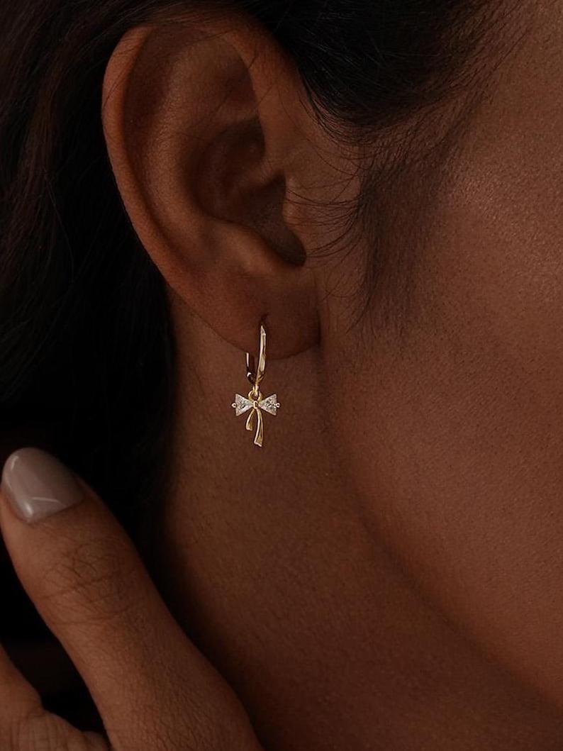 Pendientes de aro con lazo, pendientes colgantes de plata de ley 925, pendientes delicados para mujer, regalo para dama de honor, regalo de Navidad para ella imagen 4