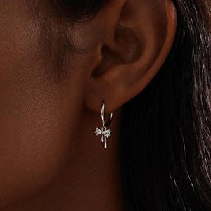Pendientes de aro con lazo, pendientes colgantes de plata de ley 925, pendientes delicados para mujer, regalo para dama de honor, regalo de Navidad para ella imagen 5