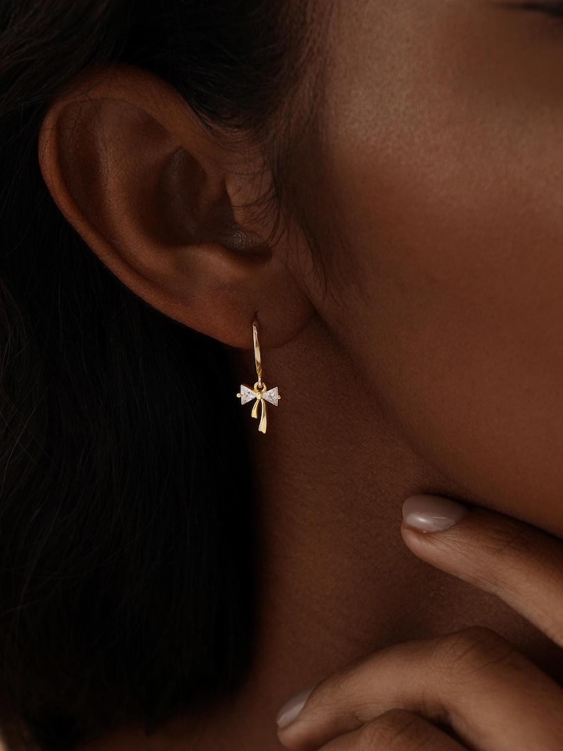 Pendientes de aro con lazo, pendientes colgantes de plata de ley 925, pendientes delicados para mujer, regalo para dama de honor, regalo de Navidad para ella imagen 1