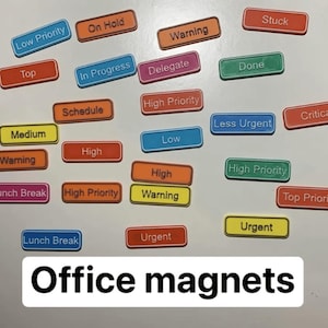 Peut inclure: Une collection d'aimants de bureau rectangulaires de différentes couleurs, notamment bleu, orange, rouge, jaune, vert et rose. Chaque aimant porte un texte blanc avec des étiquettes telles que Low Priority, On Hold, Warning, Stuck, Top, In Progress, Delegate, Done, Schedule, High Priority, Less Urgent, Critical, Medium, High, Low, Lunch Break, Top Priority et Urgent.