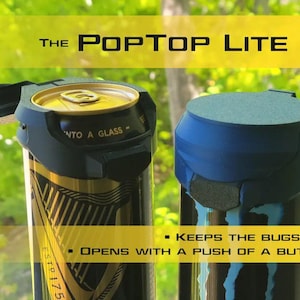Puede incluir: El PopTop Lite, una tapa de lata negra y azul, se muestra en dos latas. Una lata es dorada y negra, y la otra es negra y azul. El PopTop Lite mantiene alejados a los insectos y se abre con solo pulsar un botón.