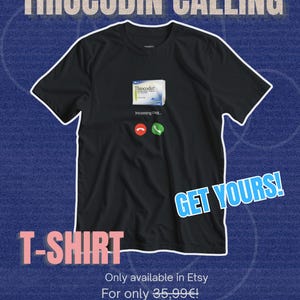 Puede incluir: Camiseta negra con el texto "THIOCODIN CALLING" en la parte superior. La camiseta presenta un gráfico de una caja de medicamentos y una interfaz de llamada telefónica. También se muestran las palabras "GET YOURS!" y "T-SHIRT".