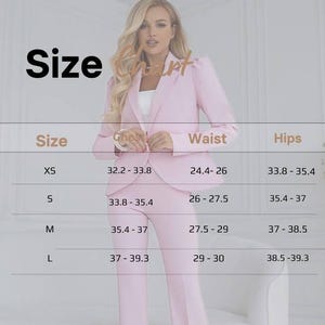 Puede incluir: Tabla de tallas para un conjunto de blazer y pantal&oacute;n rosa. La tabla muestra las tallas XS, S, M y L con las medidas correspondientes para el busto, la cintura y las caderas en pulgadas. La tabla tambi&eacute;n incluye las medidas de la longitud del pantal&oacute;n, la entrepierna, la manga y la espalda de la chaqueta en pulgadas.
