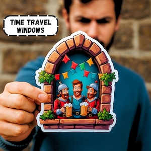 Könnte beinhalten: Ein Aufkleber mit einer Cartoon-Illustration von drei Männern in mittelalterlicher Kleidung, die Bierkrüge halten, eingerahmt von einem Backsteinbogen. Der Aufkleber hat den Text "TIME TRAVEL WINDOWS". Bunte Wimpel schmücken die Szene.