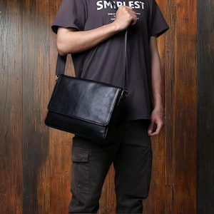 Bolsa tiracolo de couro preta | Autêntica | Vintage | Macbook 16 polegadas | Masculina | Trabalho | | Bolsa tipo carteiro | Presente perfeito