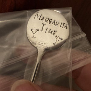 Peut inclure: Un m&eacute;langeur &agrave; margarita en argent avec le texte "Margarita Time" et deux illustrations de verres &agrave; margarita.