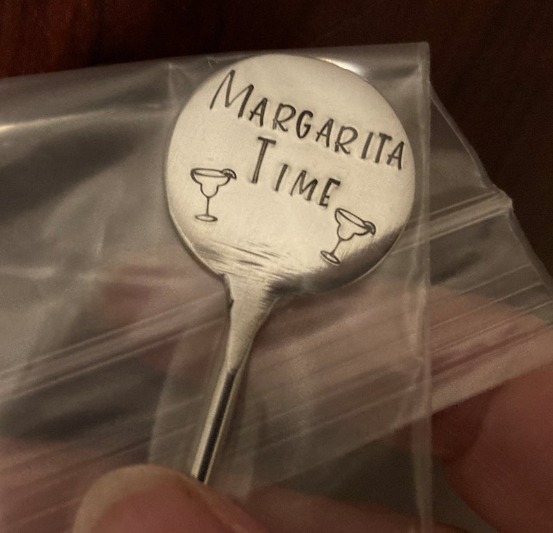 Peut inclure: Un m&eacute;langeur &agrave; margarita en argent avec le texte "Margarita Time" et deux illustrations de verres &agrave; margarita.