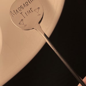 Peut inclure: Un agitateur &agrave; cocktail en m&eacute;tal argent&eacute; avec une extr&eacute;mit&eacute; ronde et plate. L'extr&eacute;mit&eacute; est grav&eacute;e des mots "Margarita Time" et de deux ic&ocirc;nes de verre &agrave; margarita.