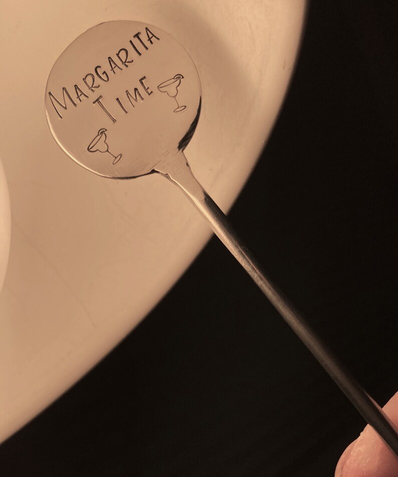 Peut inclure: Un agitateur &agrave; cocktail en m&eacute;tal argent&eacute; avec une extr&eacute;mit&eacute; ronde et plate. L'extr&eacute;mit&eacute; est grav&eacute;e des mots "Margarita Time" et de deux ic&ocirc;nes de verre &agrave; margarita.