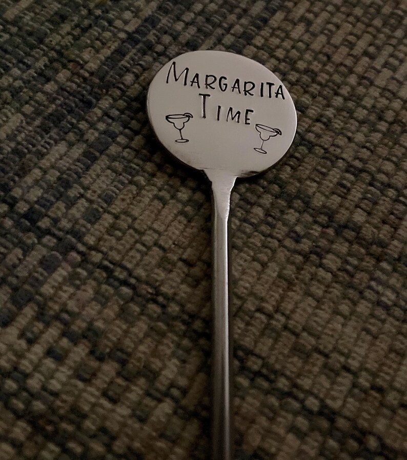 Peut inclure: Un agitateur &agrave; margarita en m&eacute;tal argent&eacute; avec un dessus rond qui dit "Margarita Time" avec deux illustrations de verres &agrave; margarita.