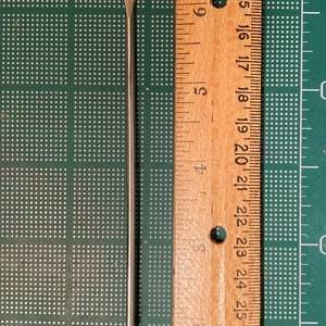 Peut inclure: Un agitateur &agrave; margarita en m&eacute;tal argent&eacute; avec un dessus rond qui dit "Margarita Time" avec deux ic&ocirc;nes de verre &agrave; margarita. L'agitateur mesure 23 cm de long.