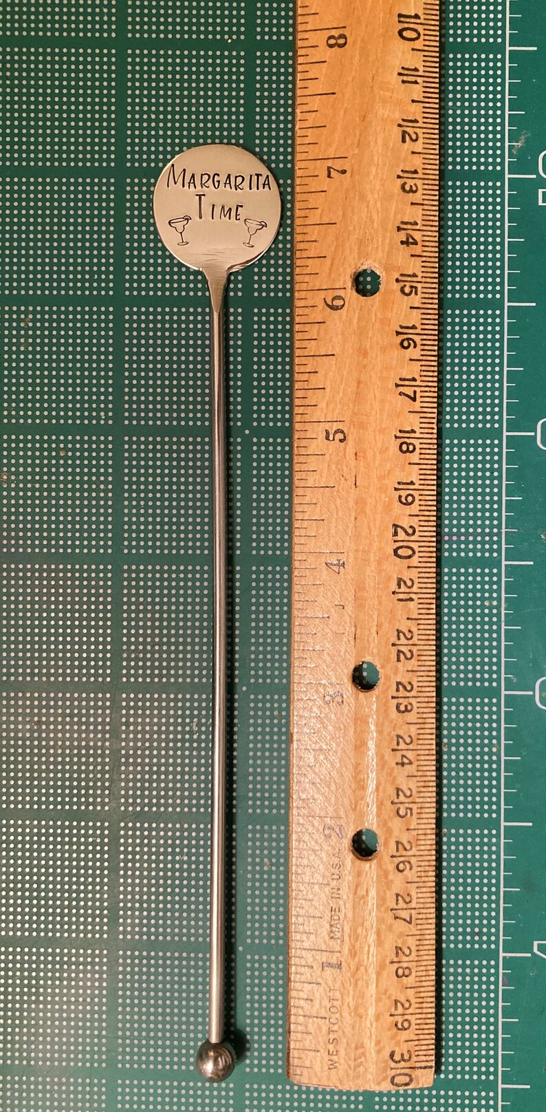 Peut inclure: Un agitateur &agrave; margarita en m&eacute;tal argent&eacute; avec un dessus rond qui dit "Margarita Time" avec deux ic&ocirc;nes de verre &agrave; margarita. L'agitateur mesure 23 cm de long.