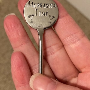 Peut inclure: Un agitateur &agrave; margarita en m&eacute;tal argent&eacute; avec un dessus rond qui dit "Margarita Time" avec deux ic&ocirc;nes de verre &agrave; margarita.