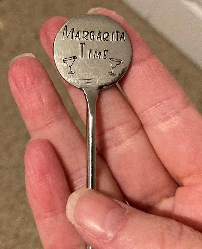 Peut inclure: Un agitateur &agrave; margarita en m&eacute;tal argent&eacute; avec un dessus rond qui dit "Margarita Time" avec deux ic&ocirc;nes de verre &agrave; margarita.
