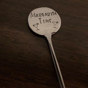 Peut inclure: Un agitateur &agrave; margarita en m&eacute;tal argent&eacute; avec les mots "Margarita Time" et deux illustrations de verres &agrave; margarita.
