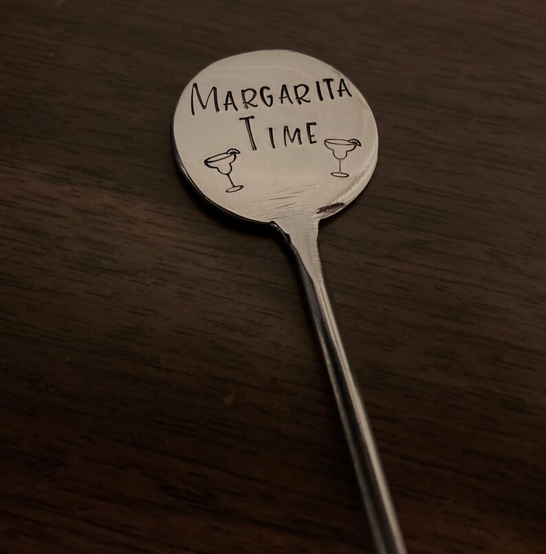 Peut inclure: Un agitateur &agrave; margarita en m&eacute;tal argent&eacute; avec les mots "Margarita Time" et deux illustrations de verres &agrave; margarita.