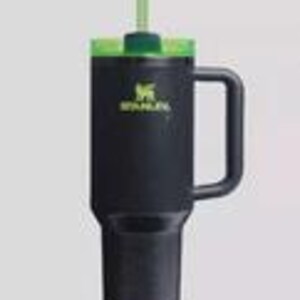 Op de afbeelding: Zwarte Stanley-beker met een groene deksel en rietje. De beker heeft een handvat en het Stanley-logo in groen. De beker is ontworpen om drankjes koud of warm te houden. De beker is ongeveer 23 cm hoog.