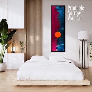 Pode incluir: Impressão de arte abstrata com um esquema de cores rosa, azul e laranja. A impressão é emoldurada e pendurada em uma parede branca acima de uma cama. O texto "Printable Narrow Wall Art" é visível no canto superior direito da imagem.