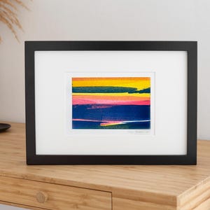 Dipinto acrilico liquido paesaggio astratto su carta A4, arte murale minimalista moderna, arredamento per la casa giallo rosa blu, opera d'arte originale firmata
