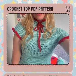 Peut inclure: Un haut au crochet bleu clair avec une bordure rouge et un lien rouge. L'image est une publicité de patron PDF avec le texte "CROCHET TOP PDF PATTERN" et "À LA LOU". Le patron nécessite un crochet de 4,5 mm, des ciseaux, une aiguille à repriser, des marqueurs de mailles, du fil bleu et rouge.