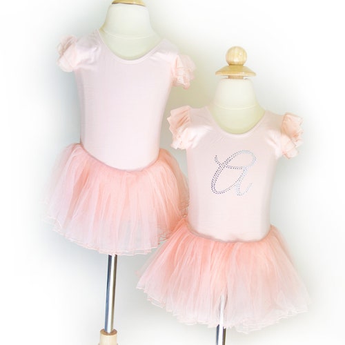 Justaucorps de ballet pour filles, body tutu pêche avec initiales personnalisées en strass, parfait pour les tenues pour les 1er, 2e, 3e et 4e anniversaires