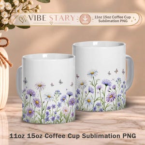 Puede incluir: Dos tazas de café de cerámica blanca con un patrón floral de margaritas moradas, azules y blancas con pequeñas mariposas. Las tazas se muestran una al lado de la otra, exhibiendo un diseño botánico que envuelve el exterior de cada recipiente.
