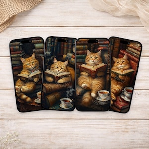Könnte beinhalten: Vier Handyhüllen mit einer rot getigerten Katze, die in einer Bibliothek Bücher liest. Jede Hülle zeigt ein anderes Bild der Katze mit Büchern und einer Tasse Tee. Der Hintergrund ist mit Bücherregalen und alten Büchern gefüllt.