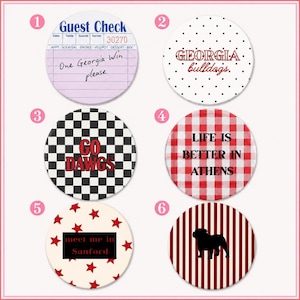 Peut inclure: Six boutons circulaires présentant divers motifs : un chèque d'invité avec texte, blanc à pois noirs avec texte Georgia Bulldogs, damier noir et blanc avec texte Go Dawgs, vichy rouge et blanc avec texte Life is Better in Athens, blanc à étoiles rouges avec texte meet me in Sanford, et rayures rouges et blanches avec une silhouette de bouledogue noir.