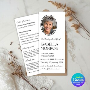 Könnte beinhalten: Eine Gedenkkarte mit einem Foto einer Frau und dem Text "Celebrating the Life of Isabella Monroe". Die Karte enthält Daten, ein Servicedatum und ein Zitat. Eine zweite Karte listet die Reihenfolge des Gottesdienstes auf.