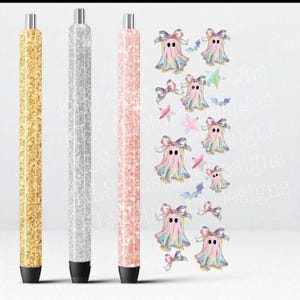 Puede incluir: Tres bolígrafos con purpurina dorados, plateados y rosas, con puntas negras. Junto a ellos, pegatinas de fantasmas coloridos con lazos, estrellas y murciélagos. Los bolígrafos son un artículo de papelería divertido.