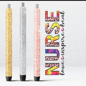 Puede incluir: Tres bolígrafos con purpurina dorados, plateados y rosas, con puntas negras y detalles plateados. Los bolígrafos están junto a un gráfico colorido que dice "NURSE love inspire heal."