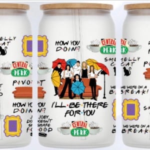 Puede incluir: Un vaso de vidrio transparente con tapa de bambú, con un diseño con frases e imágenes de la serie de televisión "Friends". El diseño incluye el logotipo de Central Perk, un sofá y la frase "I'll be there for you."