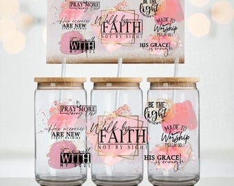 Peut inclure: Trois gobelets en verre avec des couvercles et des pailles en bambou, chacun avec des citations inspirantes et des motifs aquarelles roses. Les citations incluent "Walk by Faith", "Be the Light", et autres. Un panneau en bois avec des motifs assortis est suspendu.
