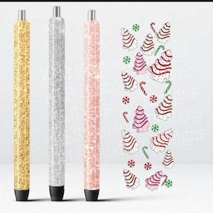 Puede incluir: Tres bolígrafos con purpurina dorados, plateados y rosas, con puntas negras. Un patrón de árboles de Navidad, bastones de caramelo y adornos está a la derecha. Los bolígrafos son para escribir y son un artículo festivo.