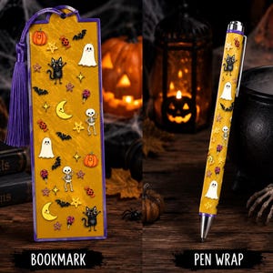 Puede incluir: Un marcapáginas rectangular con una borla morada y un bolígrafo a juego, ambos con un fondo dorado decorado con pequeños iconos de Halloween que incluyen fantasmas, gatos negros, esqueletos, calabazas, murciélagos, estrellas, lunas y piruletas.