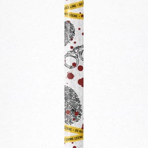 Puede incluir: Bolígrafo blanco con punta negra, con un diseño de escena del crimen. El bolígrafo tiene un patrón repetido de huellas dactilares, esposas y salpicaduras de sangre, con cinta amarilla de precaución que dice "CRIME SCENE - DO NOT CROSS".