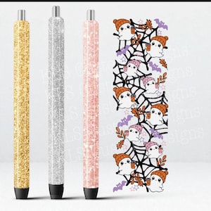 Puede incluir: Tres bolígrafos con purpurina dorados, plateados y rosas, con puntas negras. A la derecha, un diseño temático de Halloween con fantasmas de dibujos animados con sombreros, sosteniendo tazas de café y rodeados de telarañas, murciélagos y hojas.