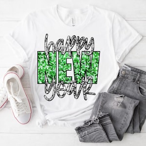 Könnte beinhalten: Weißes T-Shirt mit dem Text "Happy New Year" in einem schwarz-grünen Design. Das Shirt wird mit grauen Jeans und weißen Turnschuhen kombiniert. Ein festliches und lässiges Outfit.