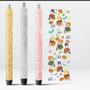 Puede incluir: Tres bolígrafos con purpurina en dorado, plateado y rosa. Los bolígrafos tienen puntas negras y detalles plateados. Una tira decorativa presenta gansos de dibujos animados con disfraces de Halloween, calabazas, calaveras y murciélagos.