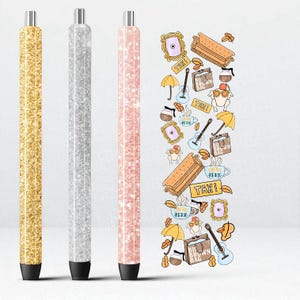 Puede incluir: Tres bolígrafos con purpurina dorados, plateados y rosas, con puntas negras y detalles plateados. Un diseño vertical presenta ilustraciones de dibujos animados de un sofá, un marco de fotos, una guitarra y una taza de café, con los textos "TAXI" y "CENTRAL PERK".