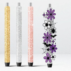 Puede incluir: Cuatro bolígrafos con puntas negras. Un bolígrafo es de purpurina dorada, otro de purpurina plateada, otro de purpurina rosa y el último está decorado con flores moradas, telarañas, murciélagos y estrellas.