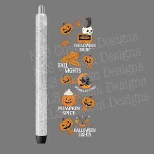 Puede incluir: Un bolígrafo plateado con purpurina y punta negra. El bolígrafo está decorado con gráficos temáticos de Halloween, incluyendo calabazas, una calavera, una bruja en una luna creciente y el texto "Halloween Music", "Fall Nights", "Spooky Witches", "Pumpkin Spice" y "Halloween Lights".